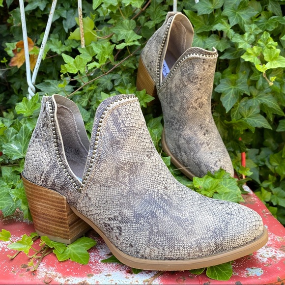 Very G Cream Marlene 2 Ankle Boots - Picture 6 of 7